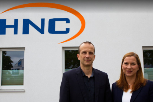 Michaela und Andre vor der Firma | HNC-Gebäude